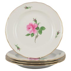 Meissen, Alemania. Cuatro platos llanos con motivo de una rosa rosa.