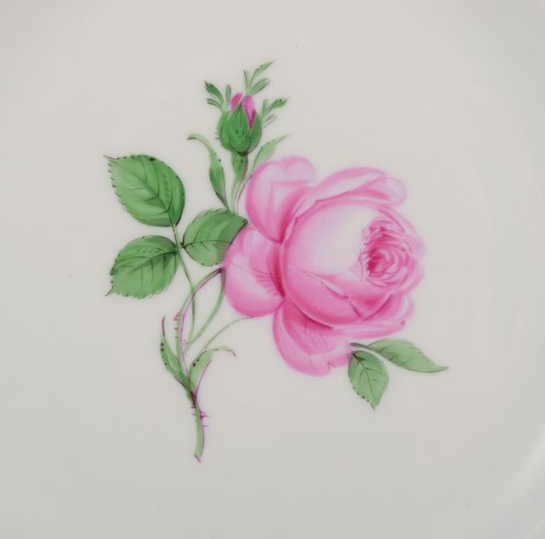 Tedesco Meissen, Germania. Quattro piatti da pranzo con il motivo di una rosa rosa. in vendita