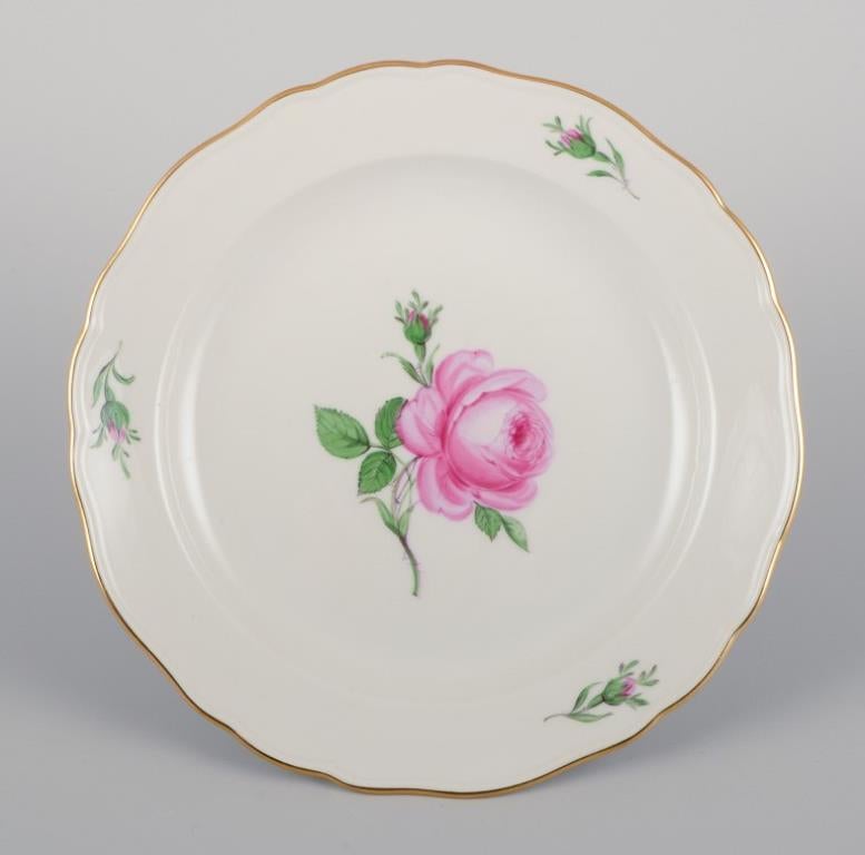 Meissen, Germania. Quattro piatti da pranzo con il motivo di una rosa rosa. In condizioni ottime in vendita a Copenhagen, DK
