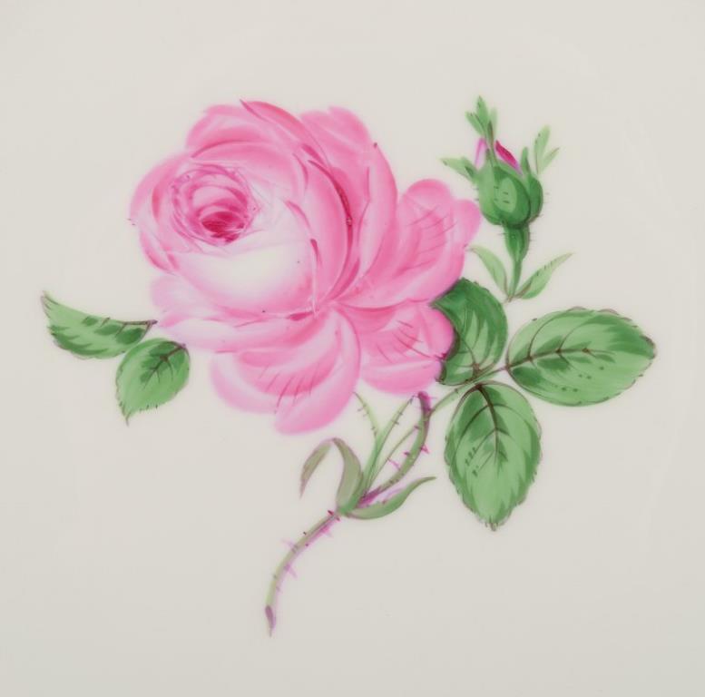 Porcellana Meissen, Germania. Quattro piatti da pranzo con il motivo di una rosa rosa. in vendita