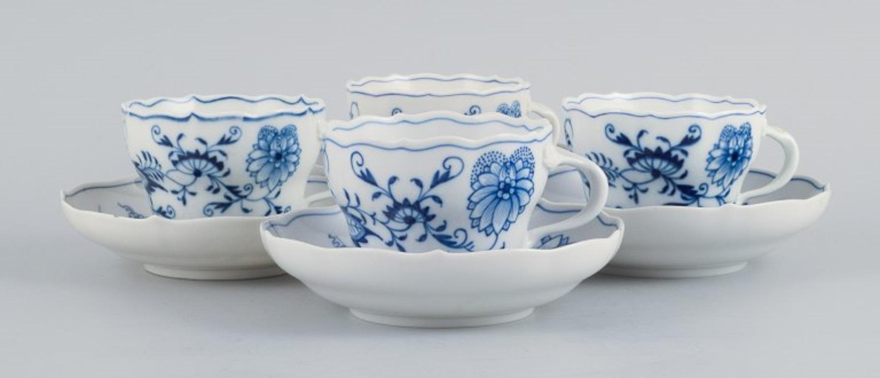 Meissen, Allemagne. Quatre tasses à café Meissen Blue Onion avec soucoupes en porcelaine peinte à la main.
Environ les années 1930.
En parfait état.
Marqué.
Première qualité d'usine.
Coupe : D 8,8 x H 6,7 cm.
Soucoupe : D 14,0 x H 3,0 cm.
Les