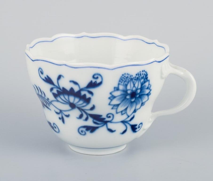 Allemand Meissen, Allemagne. Quatre tasses à café en forme d'oignon bleu de Meissen avec soucoupes en porcelaine.