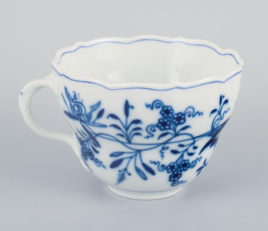 Peint à la main Meissen, Allemagne. Quatre tasses à café en forme d'oignon bleu de Meissen avec soucoupes en porcelaine.