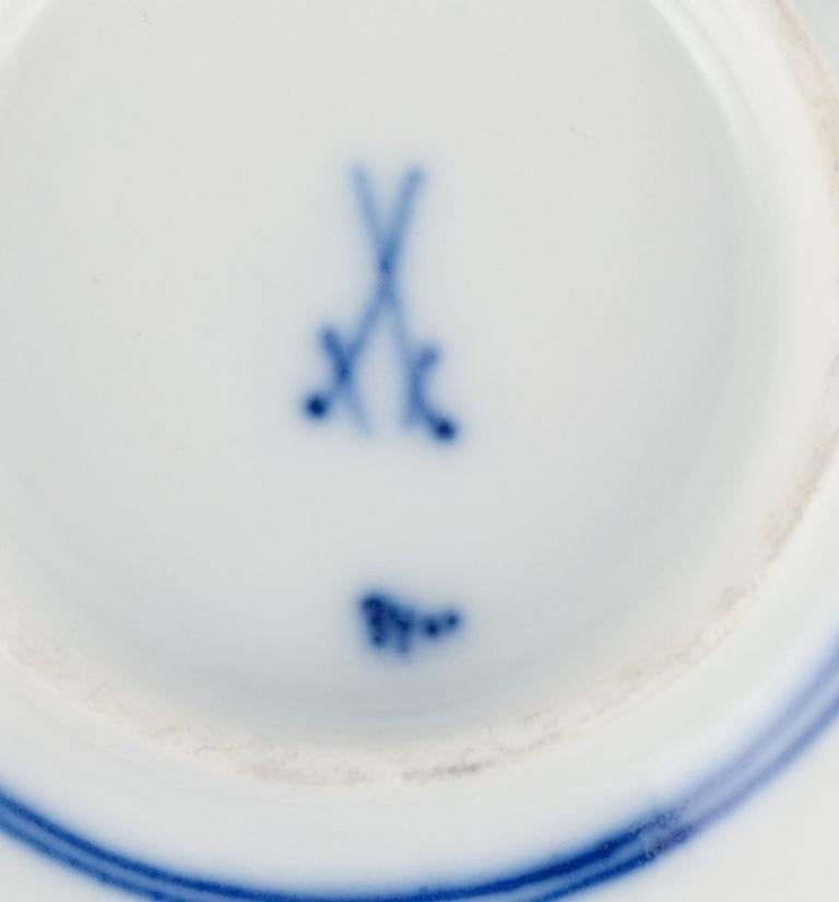 Milieu du XXe siècle Meissen, Allemagne. Quatre tasses à café en forme d'oignon bleu de Meissen avec soucoupes en porcelaine.