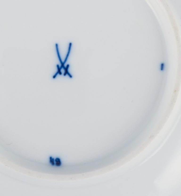 Porcelaine Meissen, Allemagne. Quatre tasses à café en forme d'oignon bleu de Meissen avec soucoupes en porcelaine.