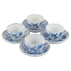 Meissen, Allemagne. Quatre tasses à café en forme d'oignon bleu de Meissen avec soucoupes en porcelaine.