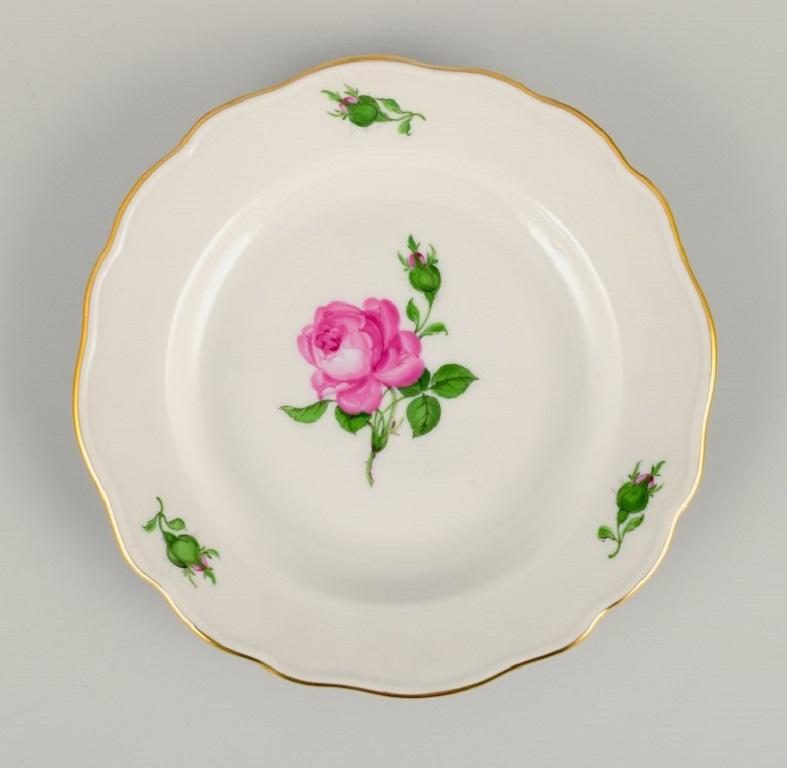 Meissen, Germany, Four Plates Hand Painted with Flowers and Gold Decoration In Excellent Condition For Sale In Copenhagen, DK