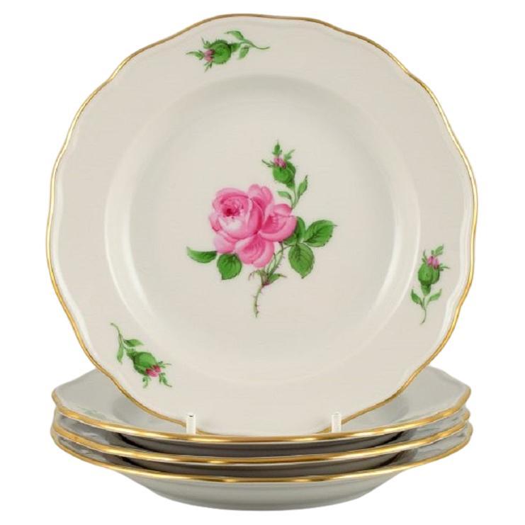 Meissen, Allemagne, quatre assiettes peintes à la main avec des fleurs et des décorations en or.