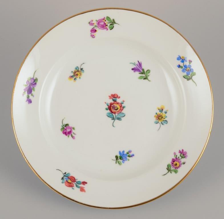 Meissen, Alemania, cuatro láminas.
Pintado a mano con motivos florales policromados, borde dorado.
Ca. 1920.
Marcado.
Primera calidad de fábrica.
En perfecto estado.
Dimensiones: D 18,0 cm.