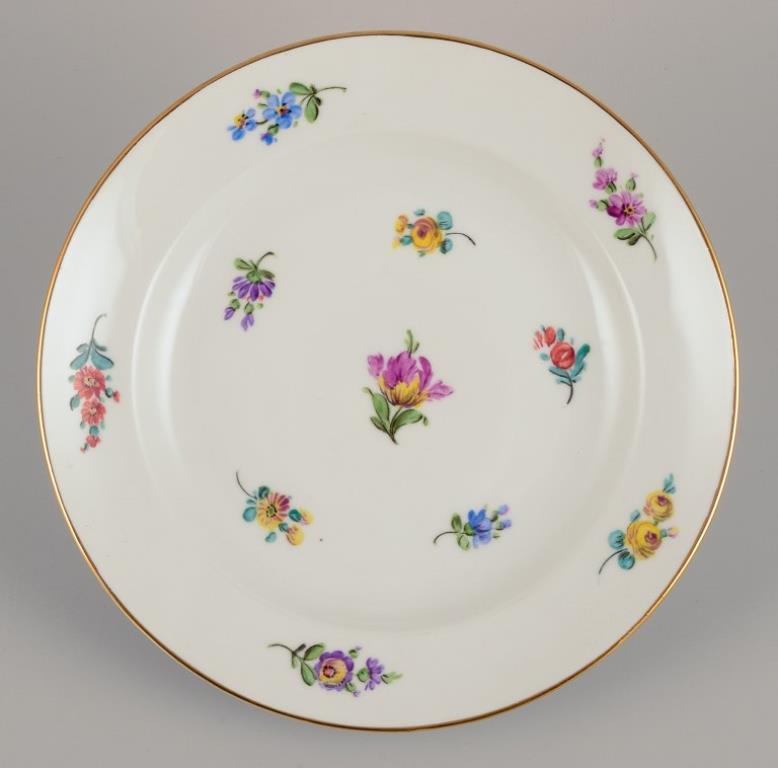 Meissen, Alemania, cuatro platos con motivos florales policromados, borde dorado. Pintado a mano en venta