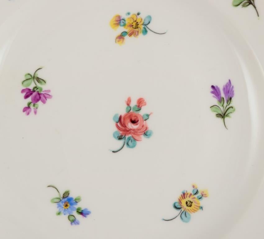 Meissen, Alemania, cuatro platos con motivos florales policromados, borde dorado. principios del siglo XX en venta