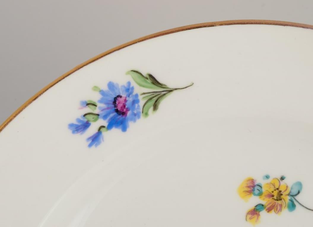 Meissen, Alemania, cuatro platos con motivos florales policromados, borde dorado. Porcelana en venta