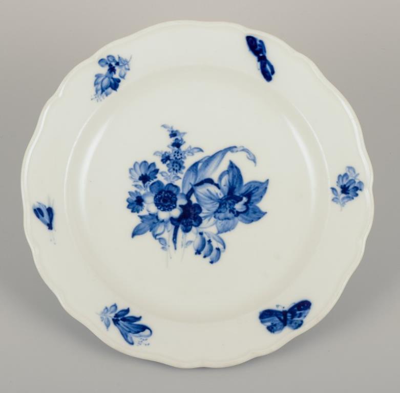 Meissen, Germany.
Four porcelain lunch plates.
Hand-painted with floral motifs and insects in blue.
Approximately 1920s/1930s.
Marked.
First factory quality.
In excellent condition with minor signs of use.
Dimensions: D 21.0 cm x H 2.5 cm.