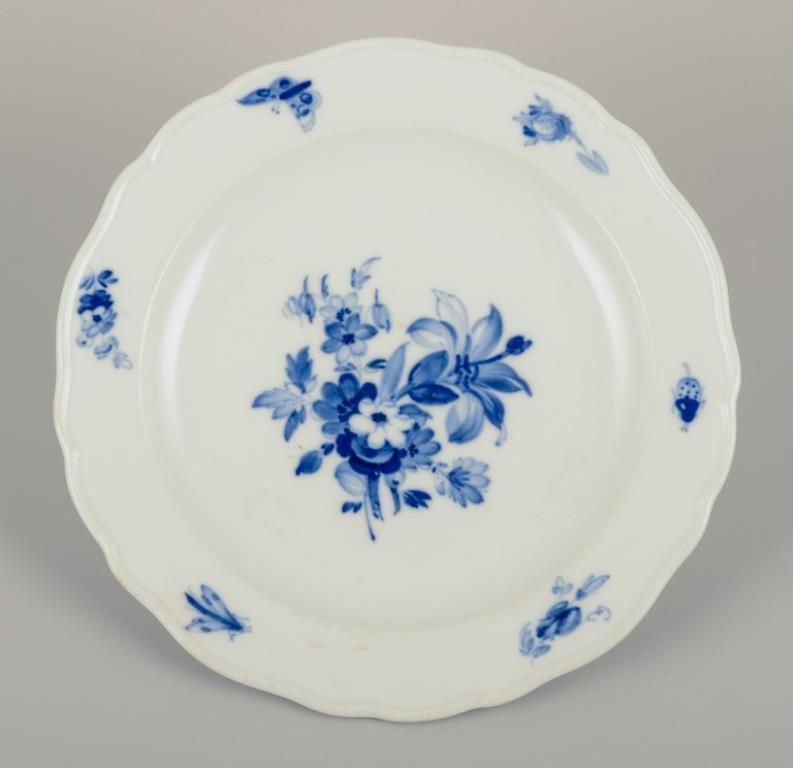 Meissen, Germany. Four porcelain lunch plates with floral motifs and insects. In Excellent Condition For Sale In Copenhagen, DK