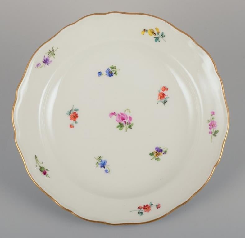 Meissen, Germania.
Quattro piatti di porcellana.
Dipinto a mano con motivi floreali policromi, bordo dorato.
Circa anni '20/'30.
Contrassegnato.
Prima qualità di fabbrica.
Condizioni perfette.
Dimensioni: D 20,5 cm x H 3,0 cm.