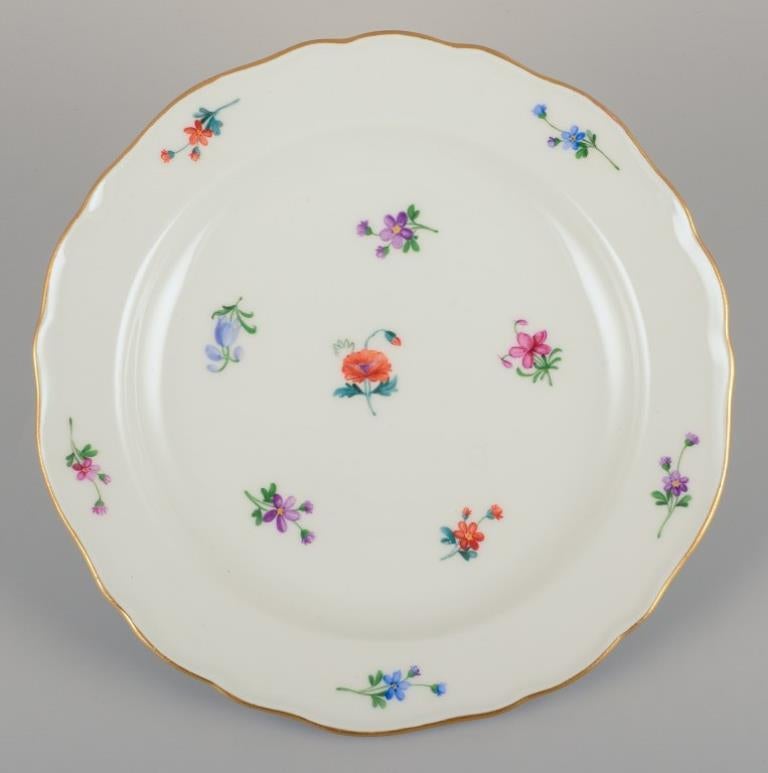 Tedesco Meissen, Germania. Quattro piatti di porcellana con motivi floreali e bordi dorati in vendita