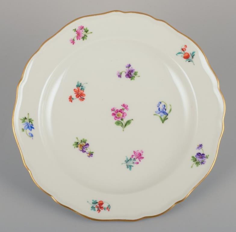 Dipinto a mano Meissen, Germania. Quattro piatti di porcellana con motivi floreali e bordi dorati in vendita