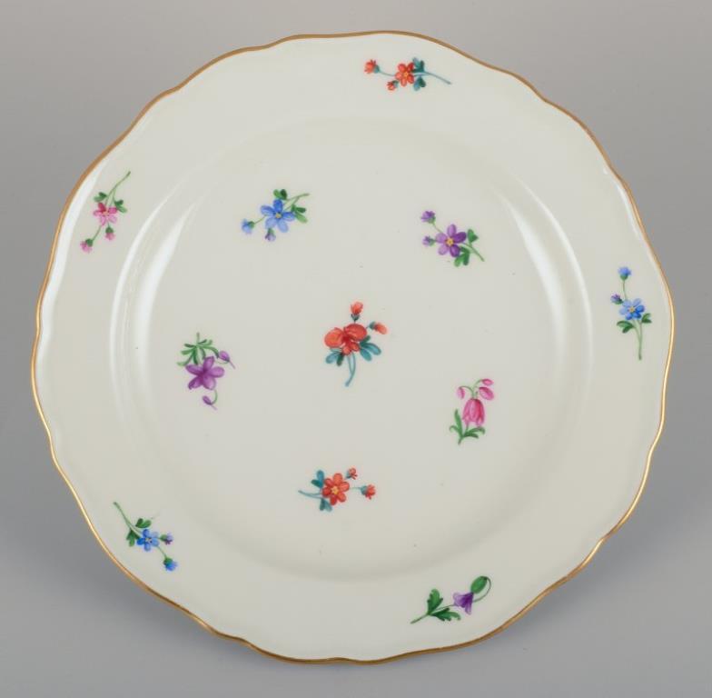 Meissen, Germania. Quattro piatti di porcellana con motivi floreali e bordi dorati In condizioni ottime in vendita a Copenhagen, DK
