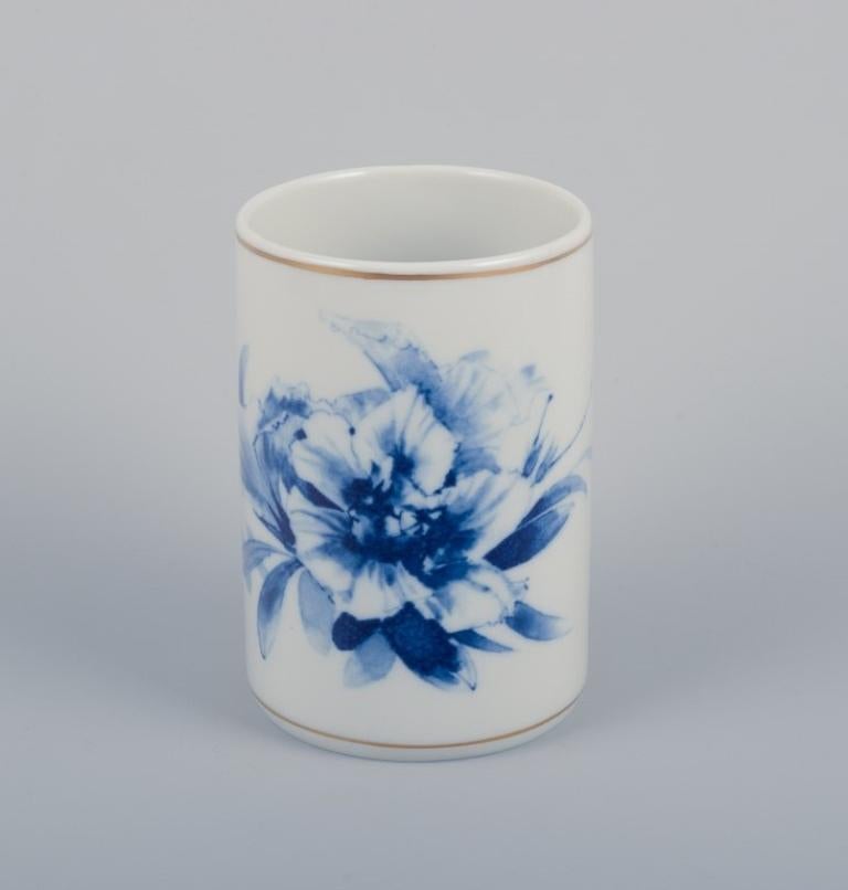Meissen, Allemagne. Quatre vases. 
Décorée à la main de motifs floraux bleus, bordée d'or.
Milieu du 20e siècle.
Signé.
Parfait état.
Première qualité d'usine.
Dimensions : H 9,5 cm x P 6,5 cm : H 9,5 cm x D 6,5 cm.
