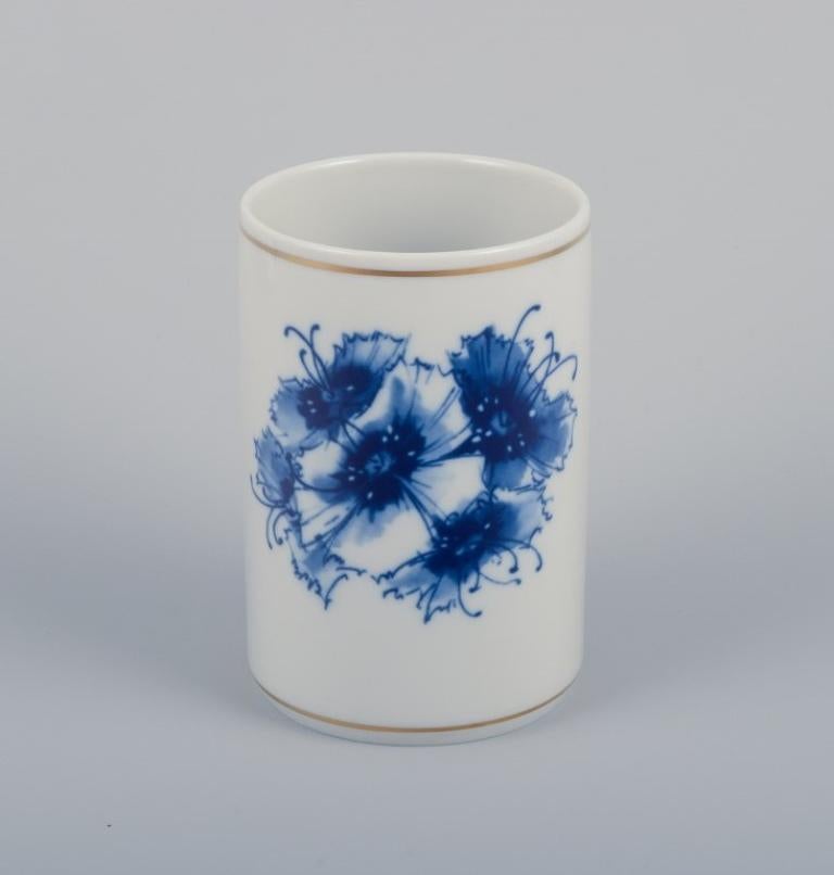 Allemand Meissen, Allemagne. Quatre vases. Décoré à la main avec des motifs floraux bleus en vente
