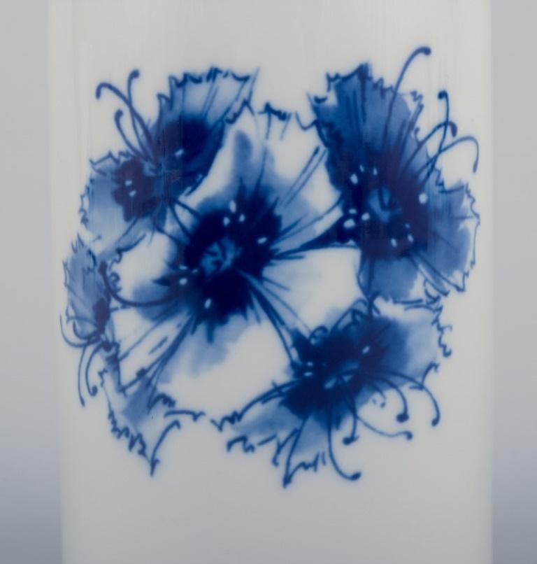 Peint à la main Meissen, Allemagne. Quatre vases. Décoré à la main avec des motifs floraux bleus en vente