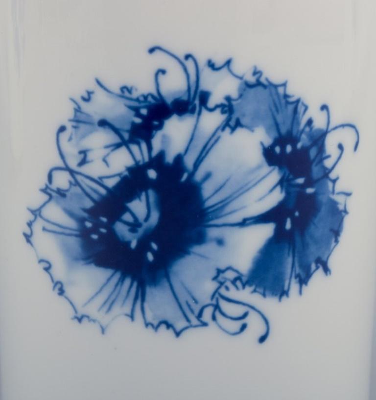 20ième siècle Meissen, Allemagne. Quatre vases. Décoré à la main avec des motifs floraux bleus en vente