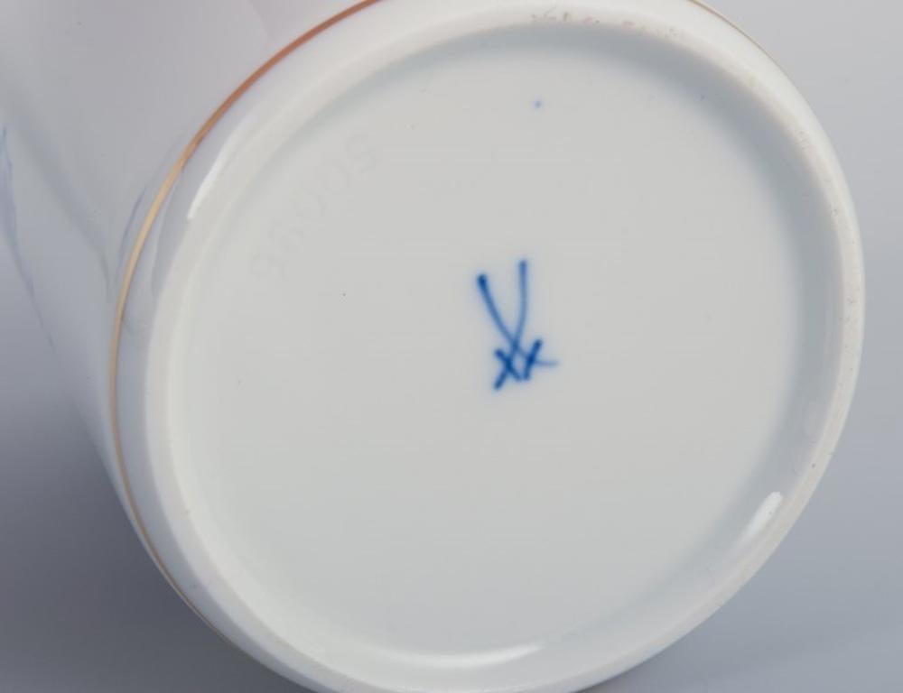 Porcelaine Meissen, Allemagne. Quatre vases. Décoré à la main avec des motifs floraux bleus en vente