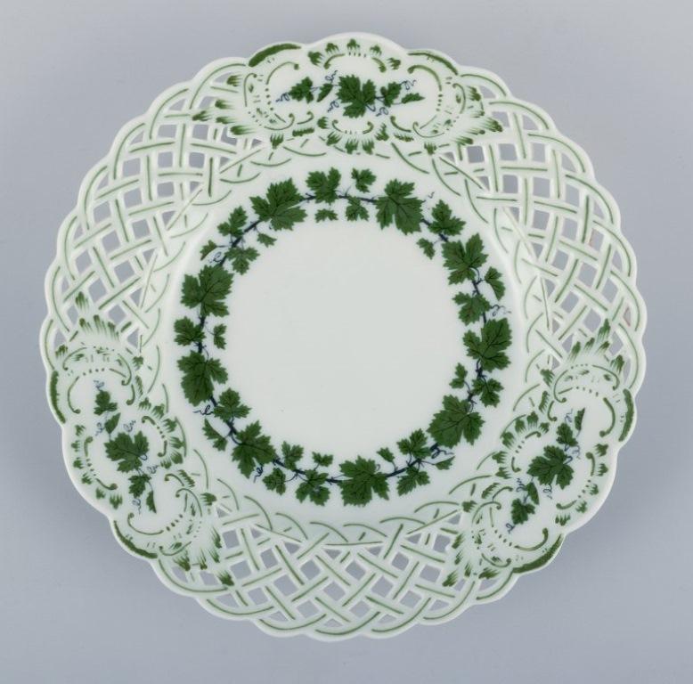 Meissen, Germany, Green Ivy Vine, a set of eleven small plates with reticulated edges. Hand-painted.
1930/40s.
Marked.
First factory quality.
In perfect condition.
Dimensions: D 15.2 cm.
