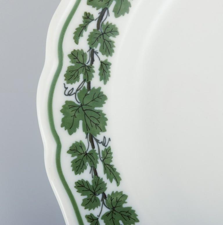 Meissen, Germany, Green Ivy Vine. Nine porcelain plates. 1930s/1940s.  In Excellent Condition For Sale In Copenhagen, DK