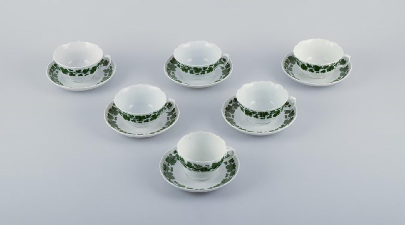 Meissen, Germany, Green Ivy Vine.
A set of six tea cups with saucers. Hand-painted.
Mid-20th century.
Marked.
Four cups in first factory quality. Two cups in third factory quality.
All saucers in first factory quality.
In excellent condition.
Cup: