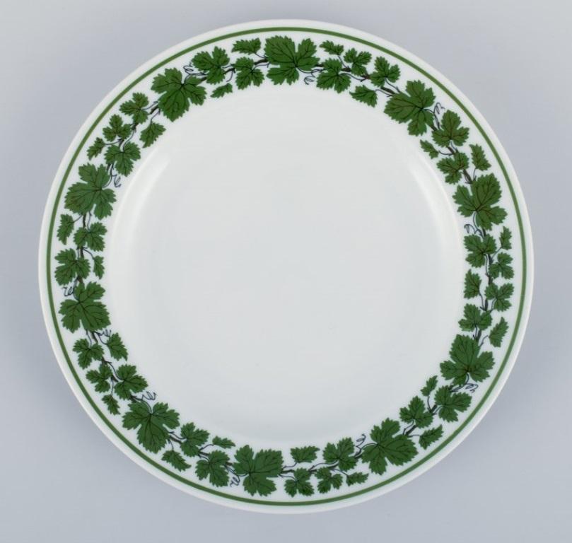 Allemand Meissen, Allemagne, vigne de lierre verte. Sept assiettes en porcelaine des années 1930/1940.  en vente