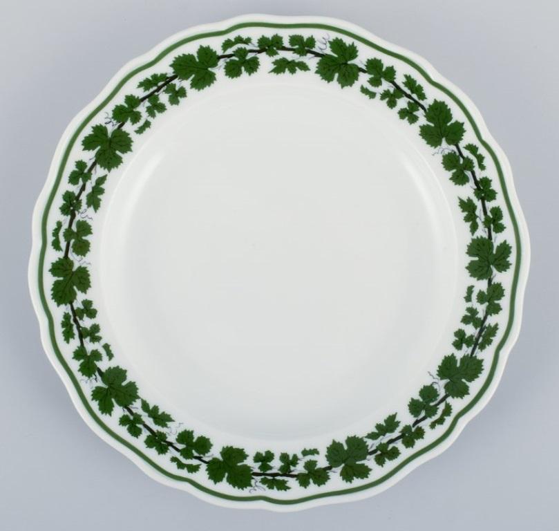 Meissen, Germany, Green Ivy Vine. Seven porcelain plates. 1930s/1940s.  In Excellent Condition For Sale In Copenhagen, DK