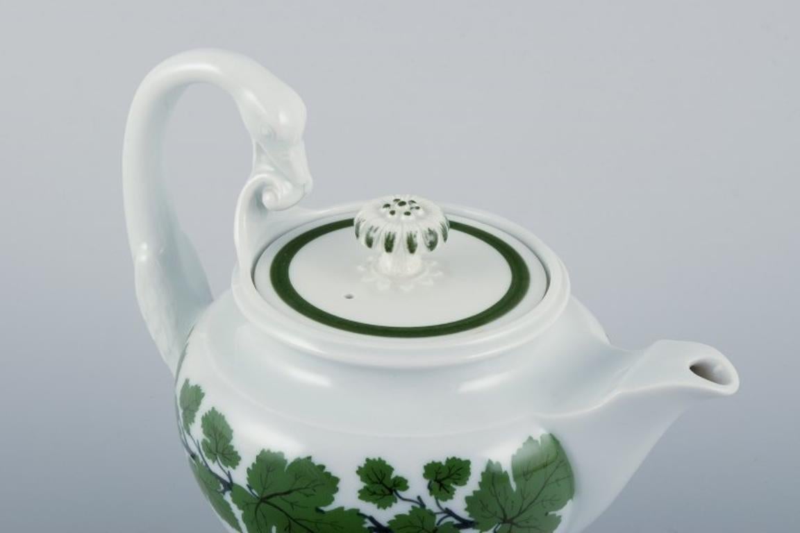 Meissen, Germany, Green Ivy Vine, teapot with swan-shaped handle.  In Excellent Condition For Sale In Copenhagen, DK