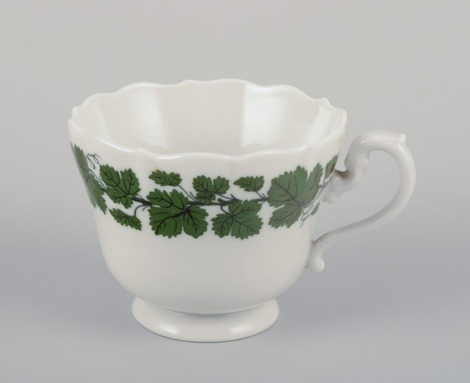 Smaltato Meissen, Germania, Greene & Greene, tre tazze da caffè con piattini abbinati. in vendita