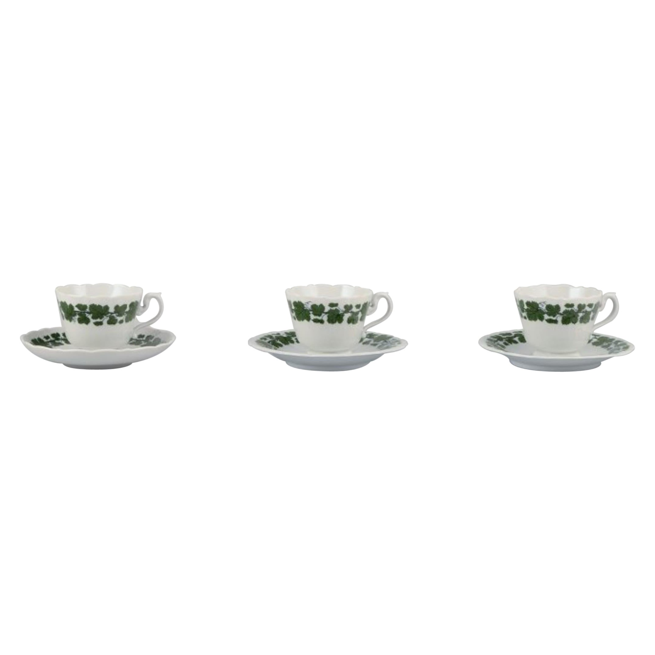 Meissen, Allemagne, vigne de lierre verte, trois tasses à café avec soucoupes assorties.