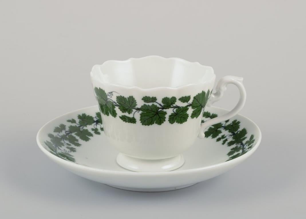 Meissen, Deutschland, Green Ivy Vine, drei Kaffeebecher mit Untertassen. Handbemalt.
1920er/30er Jahre.
Markiert.
Zwei Tassen sind erste Fabrikqualität. Eine Tasse ist dritte Fabrikqualität.
In perfektem Zustand.
Tasse: D 8,0 cm ohne Henkel x H 6,0