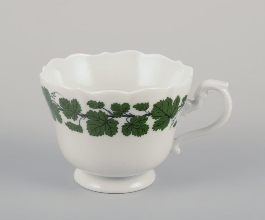 Meissen, Deutschland, Green Ivy Vine, drei Kaffeebecher mit Untertassen. (Glasiert) im Angebot