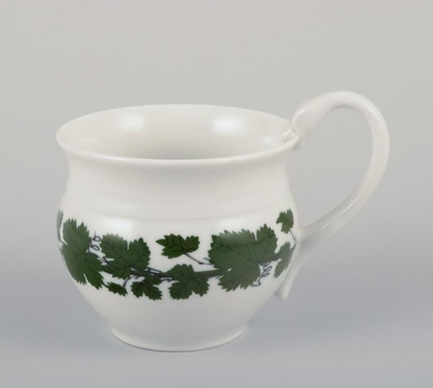 Meissen, Deutschland, Green Ivy Vine, zwei Kaffeebecher mit hohen Henkeln und Untertassen. (Glasiert) im Angebot