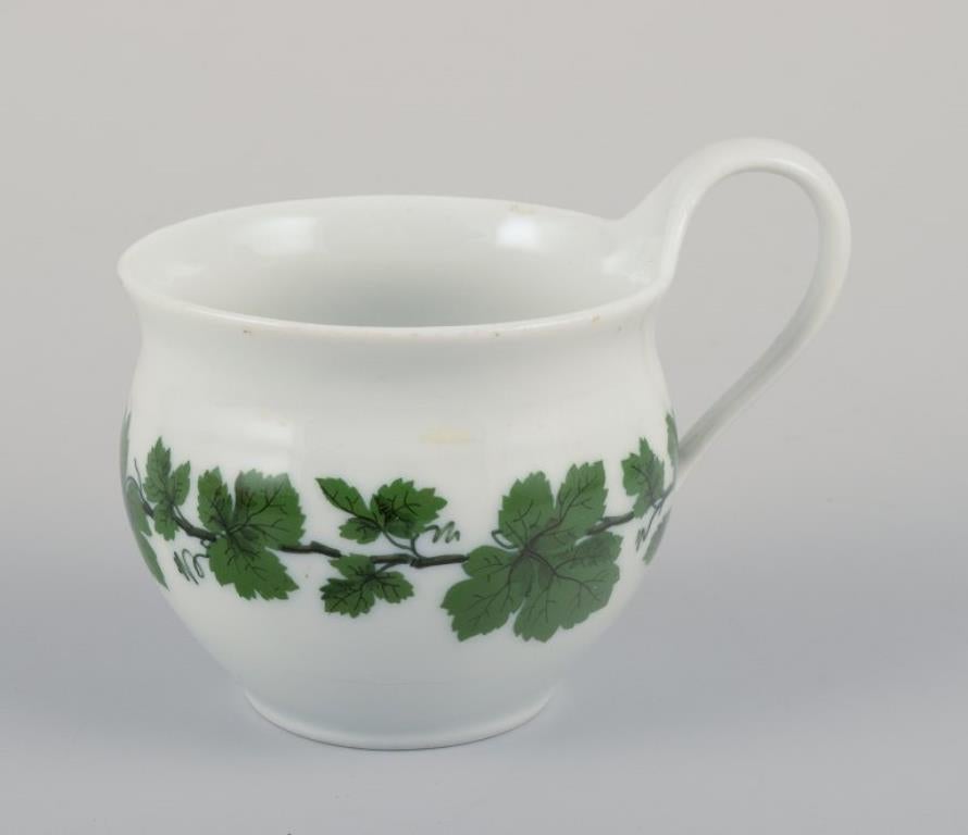 Meissen, Deutschland, Green Ivy Vine, zwei Kaffeebecher mit hohen Henkeln und Untertassen. im Zustand „Hervorragend“ im Angebot in Copenhagen, DK