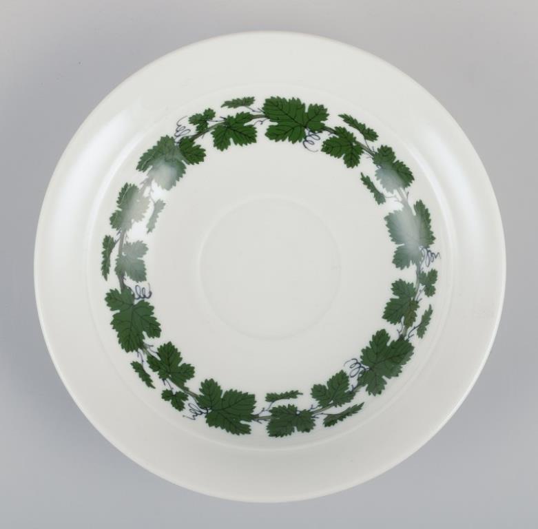 Meissen, Deutschland, Green Ivy Vine, zwei Kaffeebecher mit hohen Henkeln und Untertassen. (Frühes 20. Jahrhundert) im Angebot