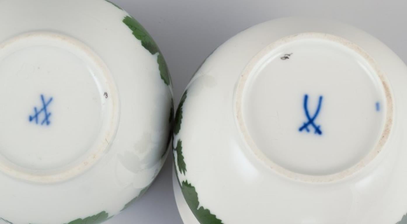 Meissen, Deutschland, Green Ivy Vine, zwei Kaffeebecher mit hohen Henkeln und Untertassen. im Angebot 1