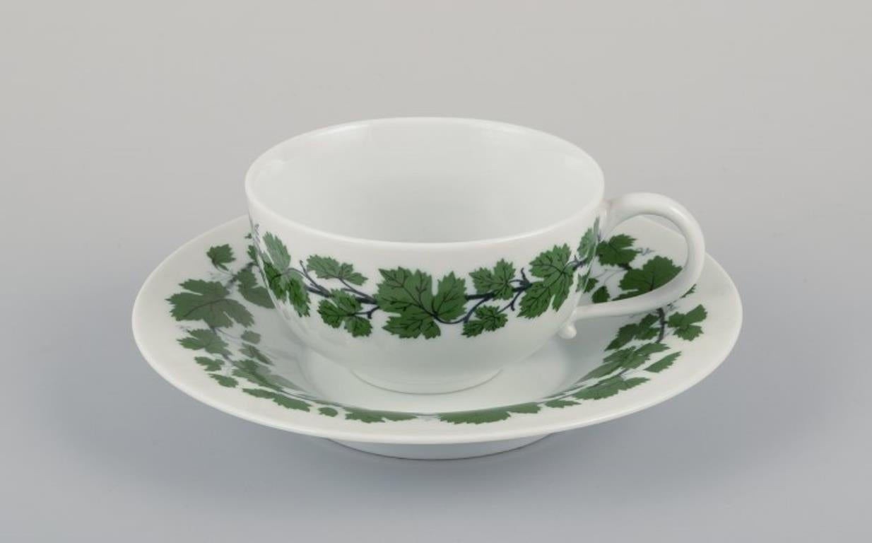 Meissen, Alemania, Vid de hiedra verde, dos tazas de café con platillos a juego y una cremera. Pintado a mano.
Años 20/30.
Marcado.
Una taza y la crema son de primera calidad de fábrica. Una taza es de tercera calidad de fábrica.
En perfecto
