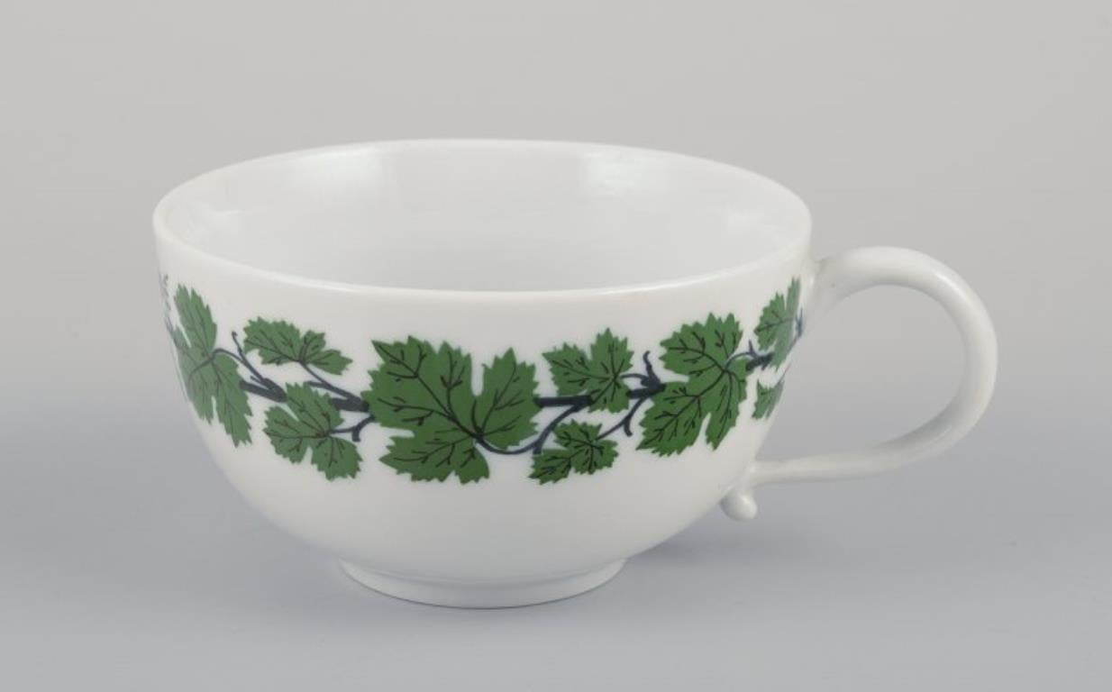 Meissen, Alemania, Vid de hiedra verde, dos tazas de café con platillos y cremera Alemán en venta
