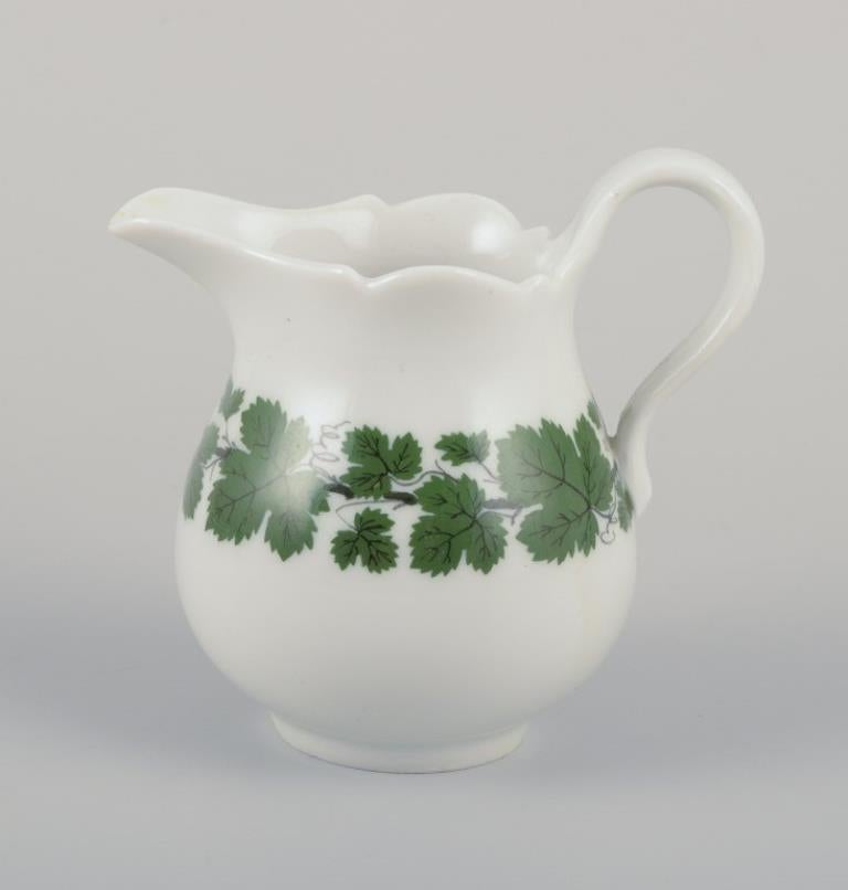 Meissen, Alemania, Vid de hiedra verde, dos tazas de café con platillos y cremera principios del siglo XX en venta