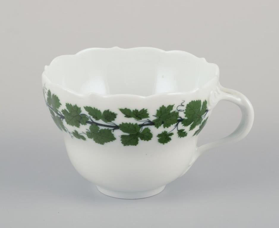 Meissen, Alemania, Vid de hiedra verde, dos grandes tazas de desayuno con platillos. Alemán en venta