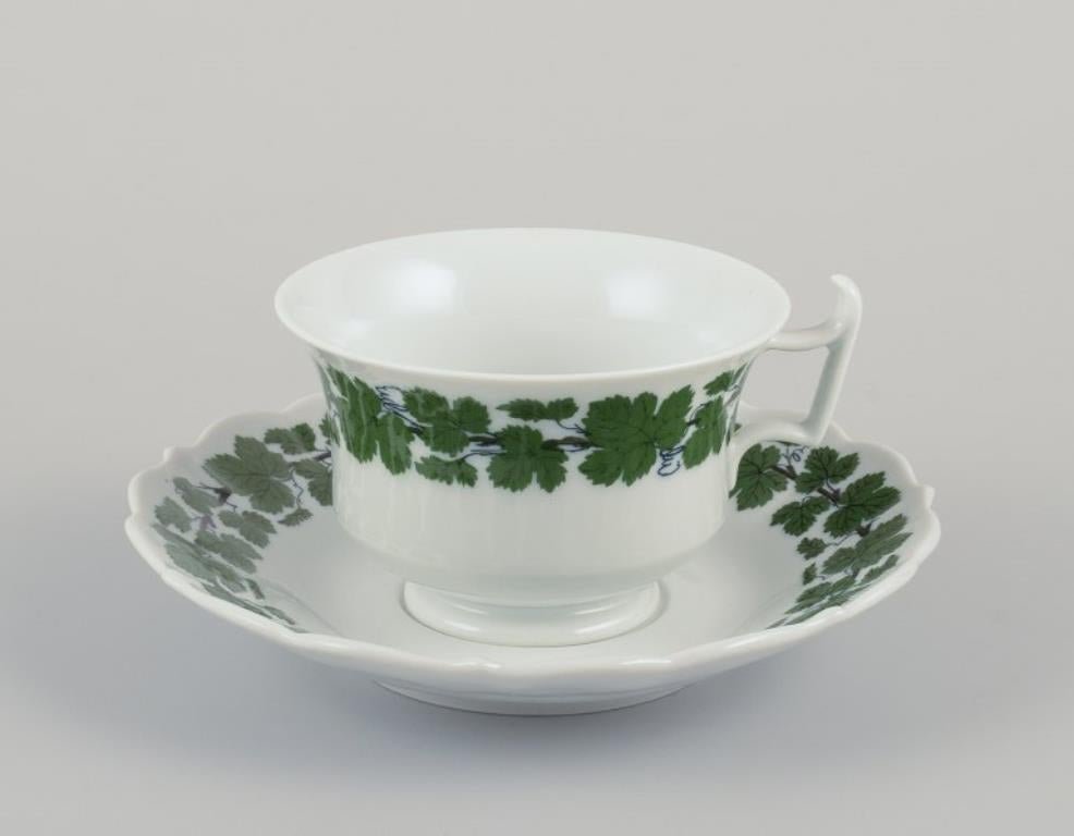 Meissen, Alemania, Vid de hiedra verde, dos grandes tazas de desayuno con platillos. principios del siglo XX en venta