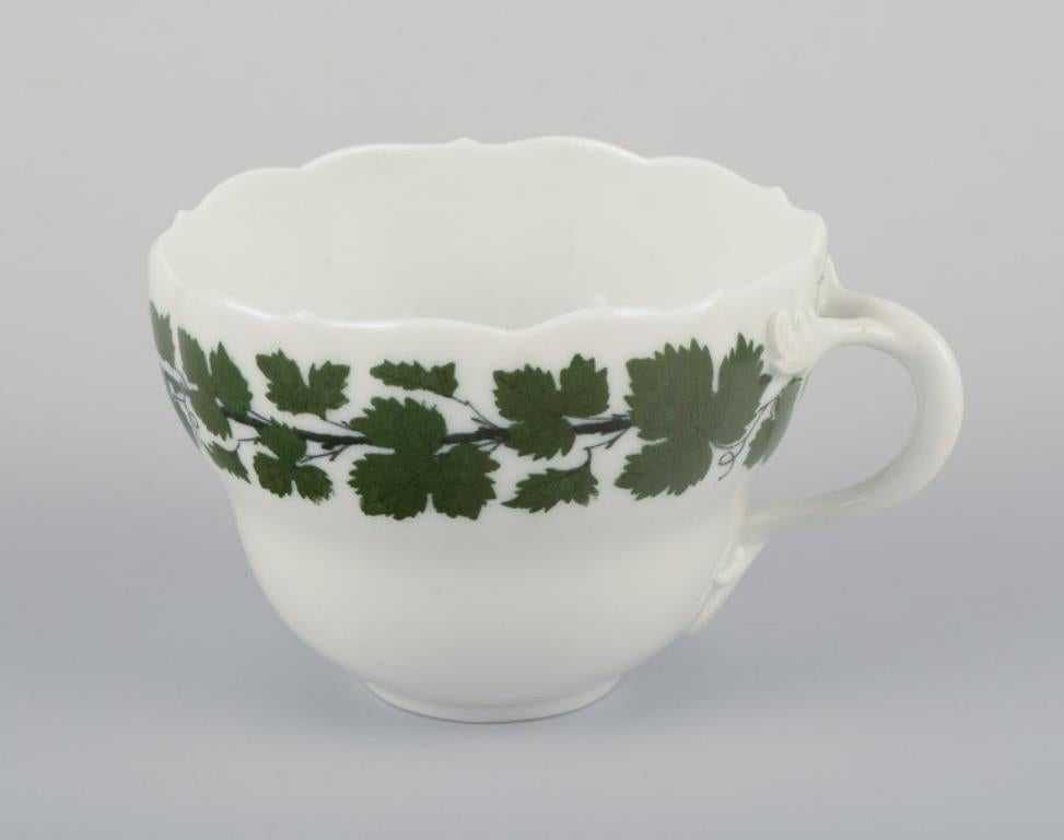 Meissen, Alemania, Viña de hiedra verde, dos grandes tazas de café de porcelana con platillos. Alemán en venta