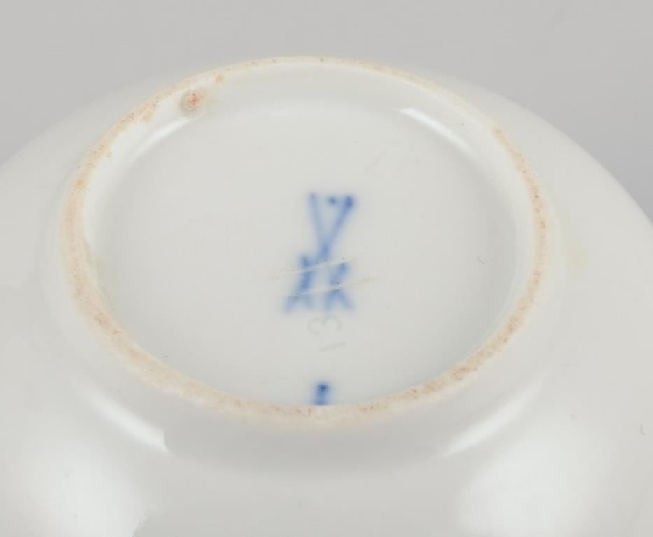 Meissen, Alemania, Viña de hiedra verde, dos grandes tazas de café de porcelana con platillos. Glaseado en venta
