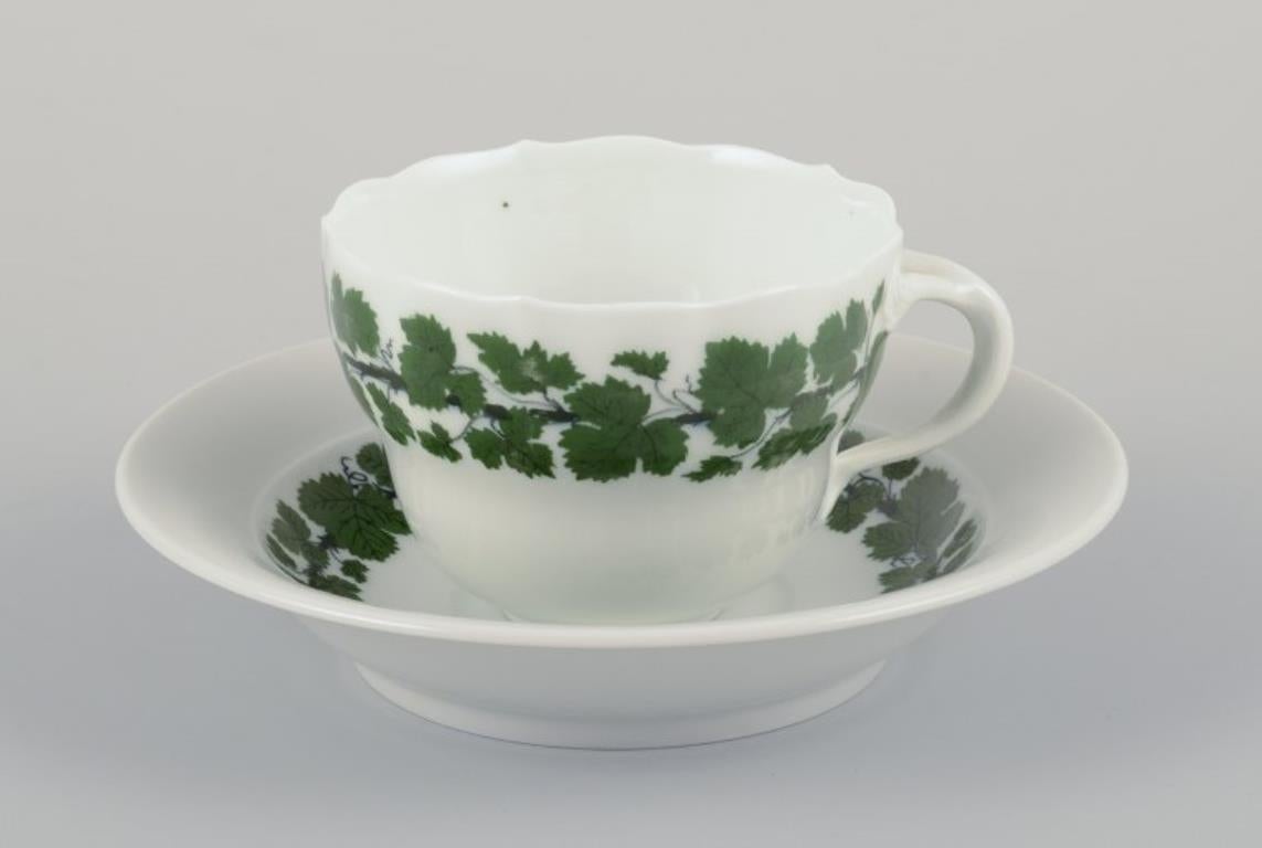 Meissen, Alemania, Viña de hiedra verde, dos grandes tazas de café de porcelana con platillos. principios del siglo XX en venta