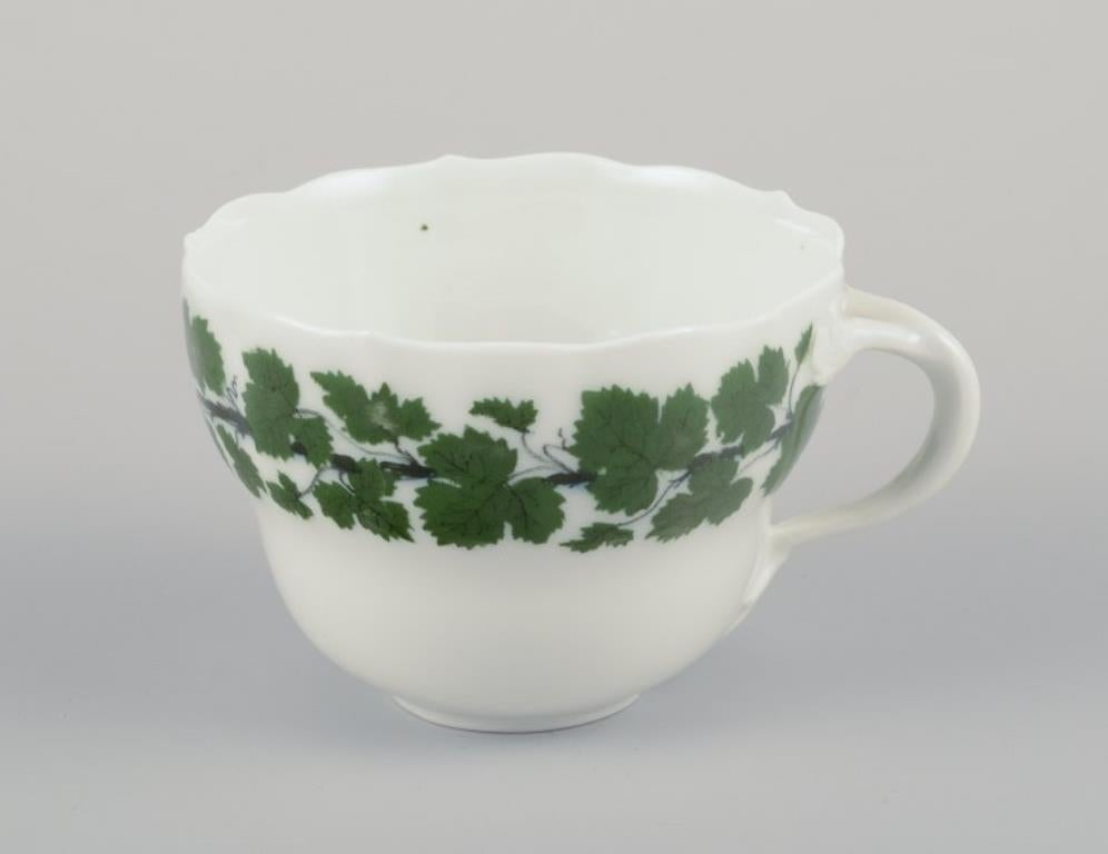 Meissen, Alemania, Viña de hiedra verde, dos grandes tazas de café de porcelana con platillos. Porcelana en venta